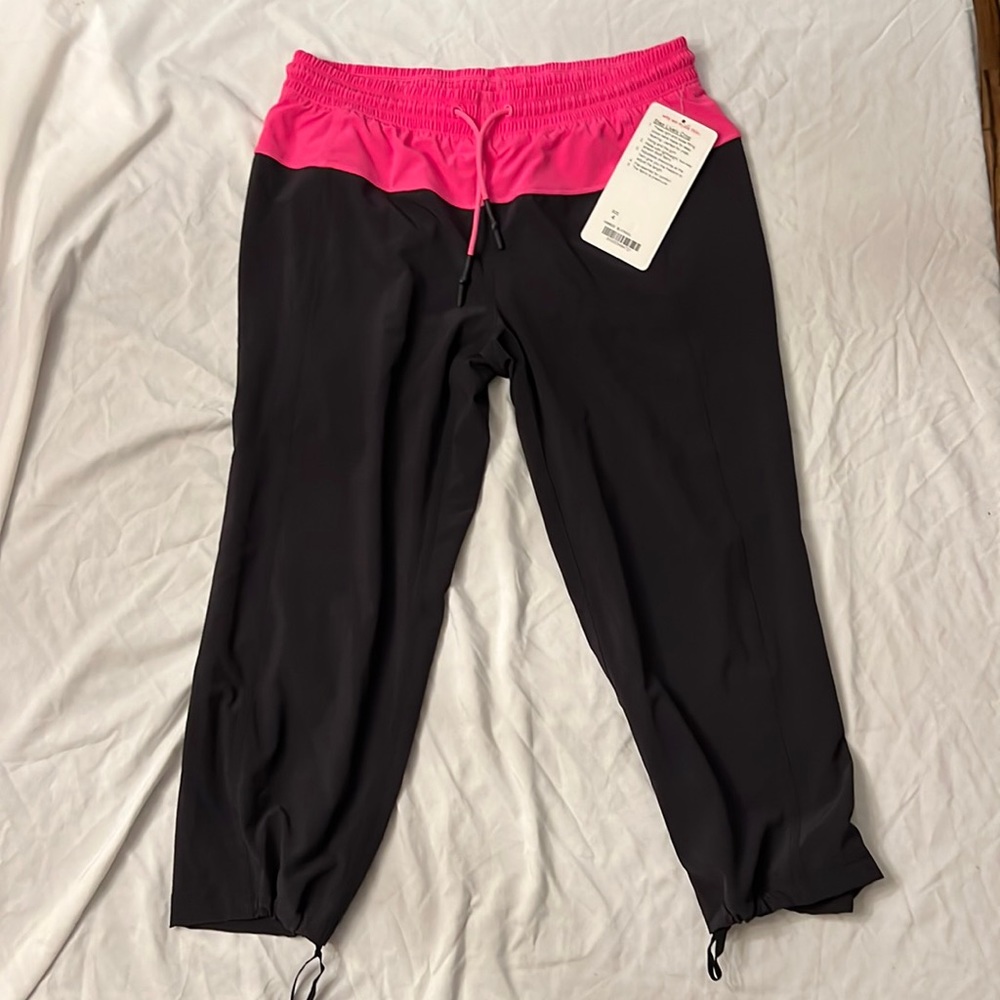 LULULEMON STEP LIVELY CROP SUZE 4 BLACK WITH HOT PINK AT TOP